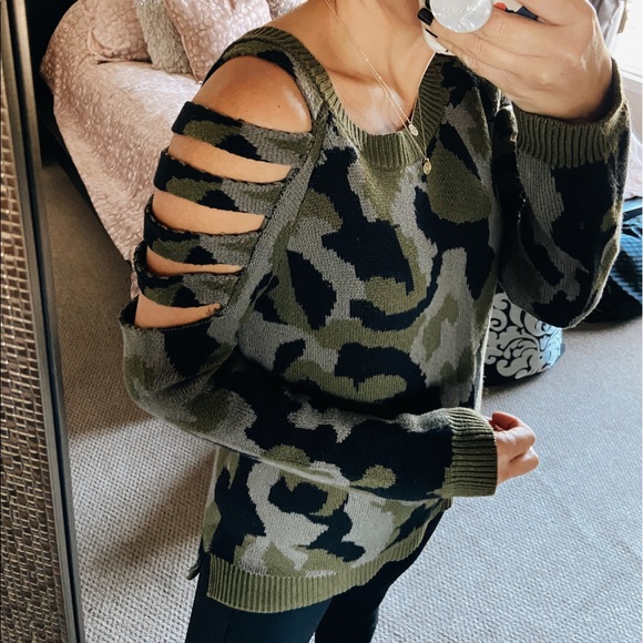 FOREVER 21 CAMOUFLAGE CUT OUT SWEATER - Picture 2 of 10